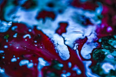 Renkli arkaplanda ışıldayan ışığın soyut oyunu