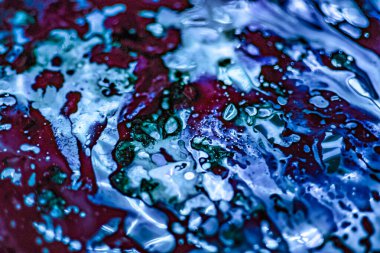 Renkli arkaplanda ışıldayan ışığın soyut oyunu