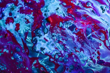 Renkli arkaplanda ışıldayan ışığın soyut oyunu