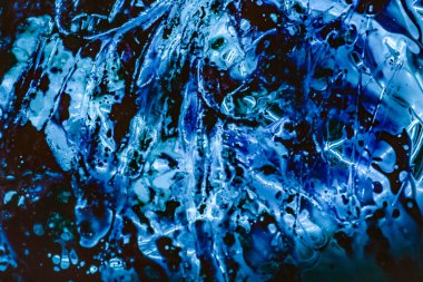 Renkli arkaplanda ışıldayan ışığın soyut oyunu