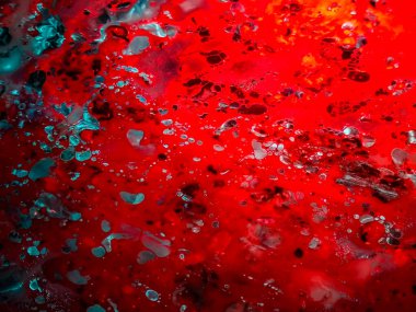 Renkli arkaplanda ışıldayan ışığın soyut oyunu