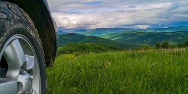 SUV ilkbaharda Karpatlar 'da seyahat eder.