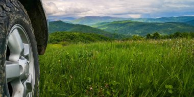 SUV ilkbaharda Karpatlar 'da seyahat eder.