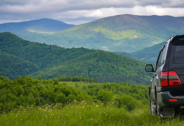 SUV ilkbaharda Karpatlar 'da seyahat eder.