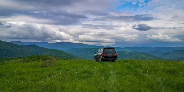 Suv Travels Spring Carpathian Mountains — Stock Photo, Image