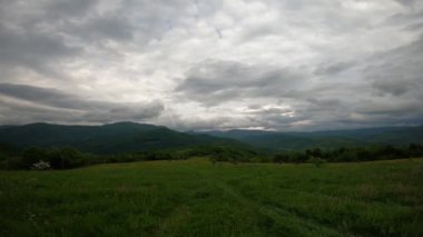 SUV ilkbaharda Karpatlar 'da seyahat eder.