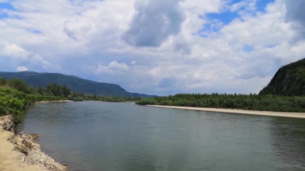 Wielka Górska Rzeka Przed Burzą — Wideo stockowe