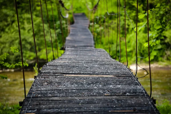 Ponte Suspensa Abandonada Sobre Rio — Fotografia de Stock