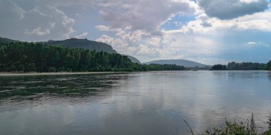 Yazın fırtınadan önce büyük dağ nehri