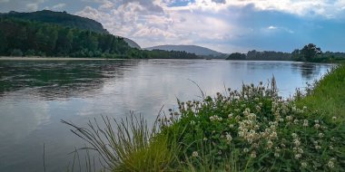 Yazın fırtınadan önce büyük dağ nehri