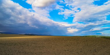 Fırtınadan önce yeni hasat yapılan bir tarlanın manzarası