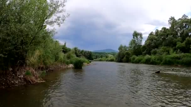 Une Rivière Été Montagne Avant Orage — Video