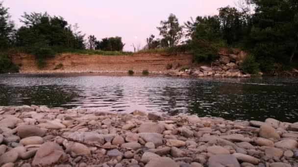 Dolunayda Dağ Nehrinin Gece Manzarası — Stok video