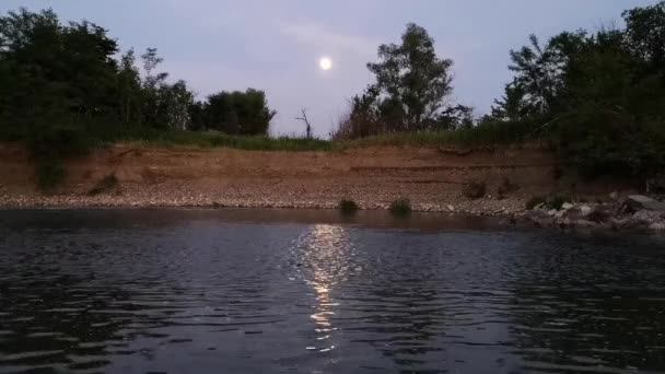 Nachtlandschaft Des Gebirgsflusses Bei Vollmond — Stockvideo