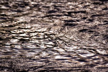 Gün batımında su ve güneşin görüntüsü