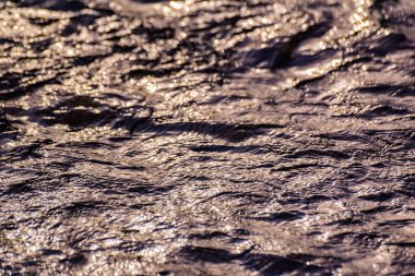 Gün batımında su ve güneşin görüntüsü