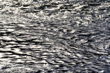 Gün batımında su ve güneşin görüntüsü