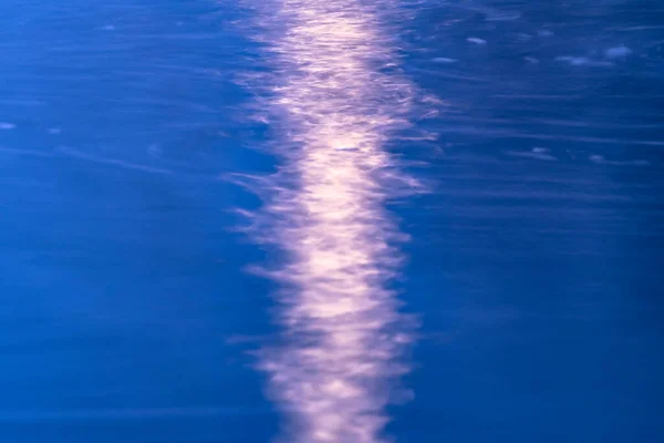 Mondpfad Auf Der Oberfläche Eines Gebirgsflusses — Stockfoto
