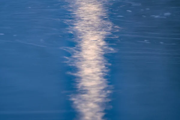Mondpfad Auf Der Oberfläche Eines Gebirgsflusses — Stockfoto