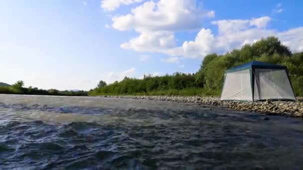 Zomertent Voor Ontspanning Aan Oever Van Een Bergrivier — Stockvideo