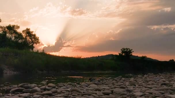 Zeitraffer Des Sonnenuntergangs Auf Einem Gebirgsfluss Nach Einem Gewitter — Stockvideo