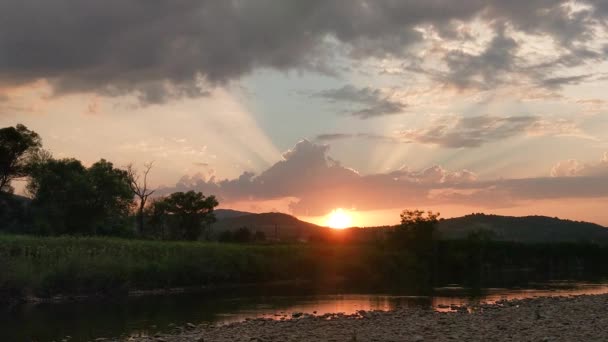 雷雨の後の日没時の山の川の風景 — ストック動画