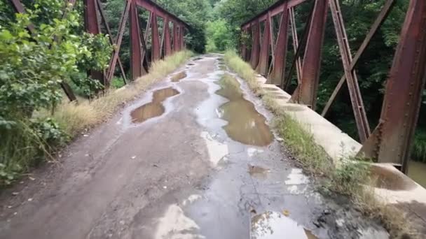 Viejo Puente Hierro Sobre Río Montaña — Vídeos de Stock