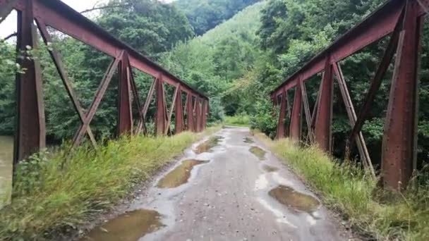 Viejo Puente Hierro Sobre Río Montaña — Vídeo de stock