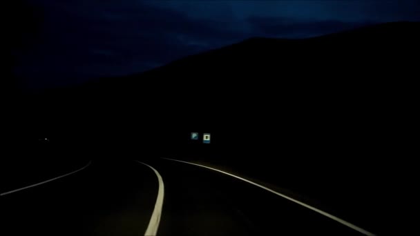 Suv Conduciendo Camino Nocturno Una Zona Montañosa — Vídeo de stock