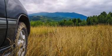 SUV ile dağlarda yaz manzarası