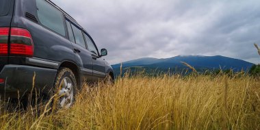 SUV ile dağlarda yaz manzarası