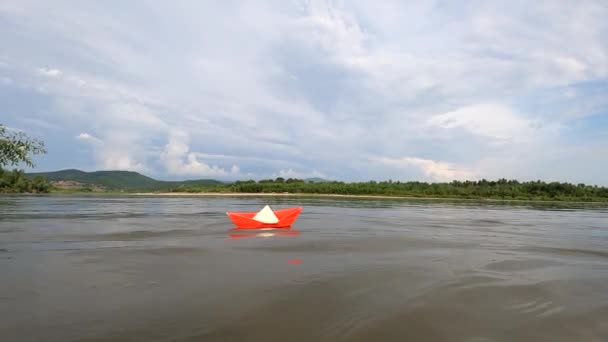 Barco Papel Navegando Río Montaña — Vídeos de Stock
