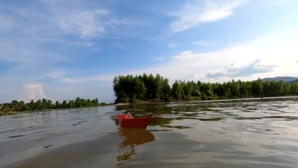 Dağ Nehrinde Yol Alan Kağıt Gemi — Stok video