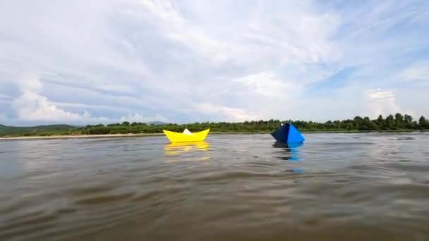 Dağ Nehrinde Yol Alan Kağıt Gemi — Stok video