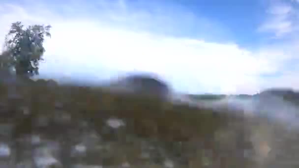 Täysvirtaavan Vuoristojoen Maisema Kesäiltana — kuvapankkivideo