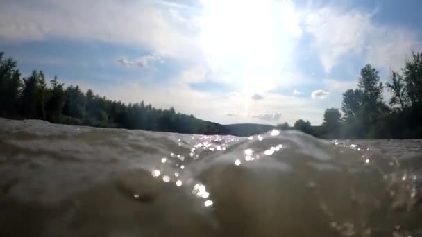 Krajina Plné Tekoucí Horské Řeky Letního Večera — Stock video