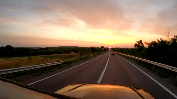 Suv Kjører Gjennom Det Fjellrike Terrenget Ved Solnedgang – stockvideo