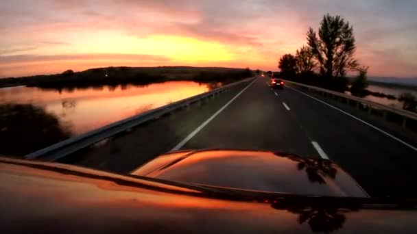 Suv Podróżuje Górzystym Terenie Zachodzie Słońca — Wideo stockowe