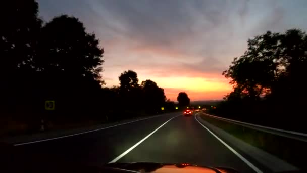 Der Geländewagen Fährt Bei Sonnenuntergang Durch Das Bergige Gelände — Stockvideo