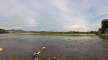 Dağ nehrinin yaz akşamı manzarasının zaman aşımı