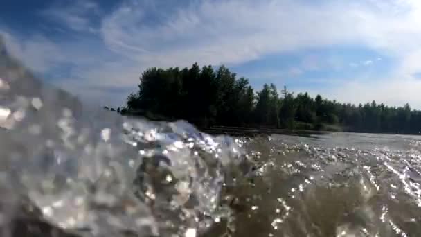 Landschaft Eines Voll Fließenden Gebirgsflusses Einem Sommerabend — Stockvideo