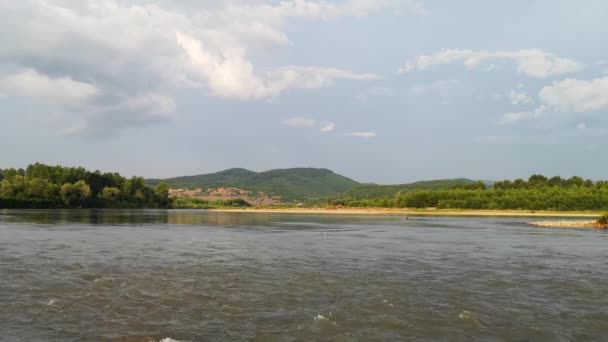 Paysage Une Rivière Montagne Qui Coule Lors Une Soirée Été — Video