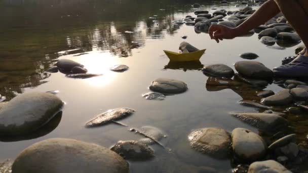 Une Main Adolescent Lance Bateau Papier Sur Une Rivière Montagne — Video