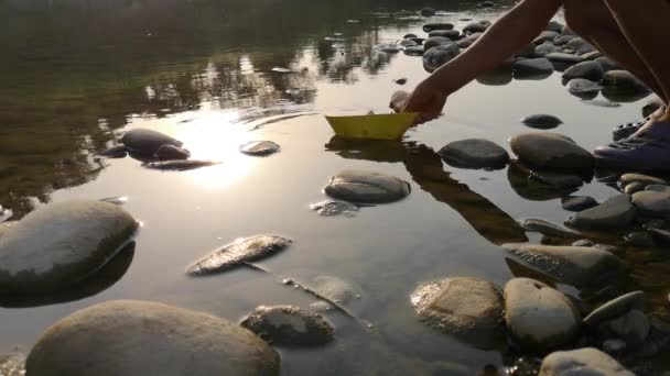 Mano Adolescente Lanza Barco Papel Río Montaña — Vídeos de Stock