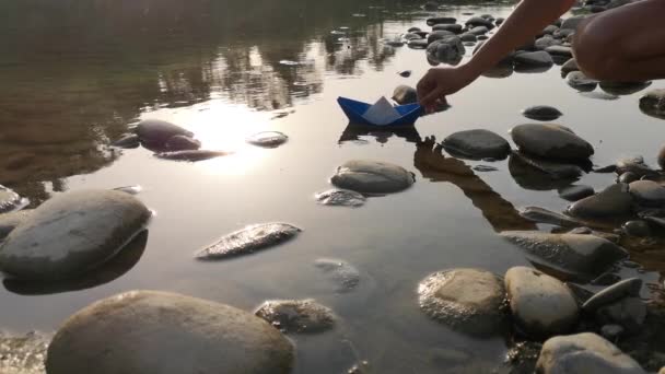 Une Main Adolescent Lance Bateau Papier Sur Une Rivière Montagne — Video