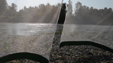 Çadırdan dağ yaz nehrinin manzarası