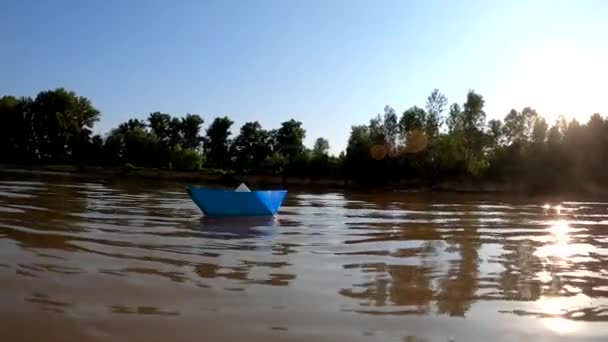 Barco Papel Navegando Río Montaña — Vídeo de stock