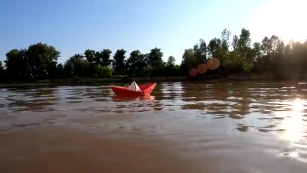在山河上航行的纸船 — 图库视频影像