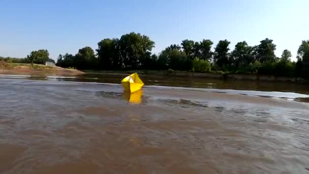 Navio Papel Navegando Rio Montanha — Vídeo de Stock