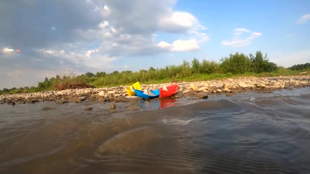 Papier Schip Varen Een Berg Rivier — Stockvideo